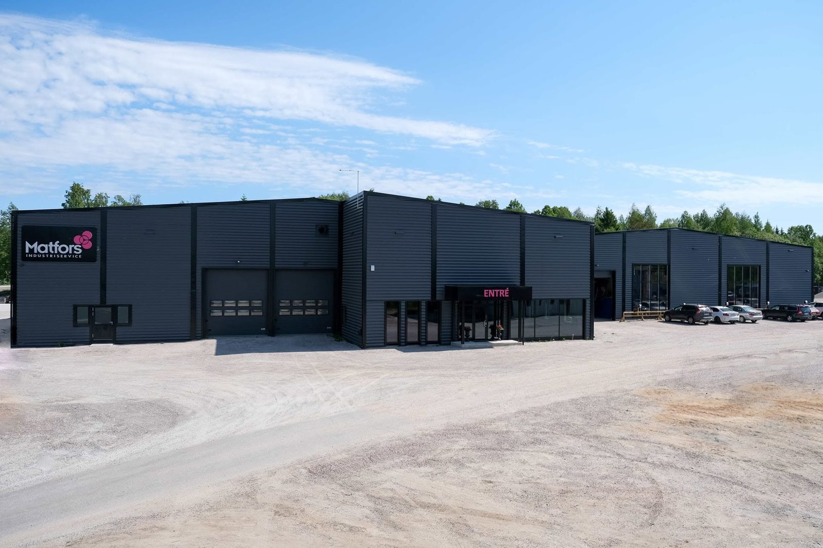 Mörkgrå industrilokal med portar och entré, Matfors